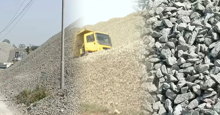 দিনাজপুরের মধ্যপাড়ায় পড়ে আছে পাথর